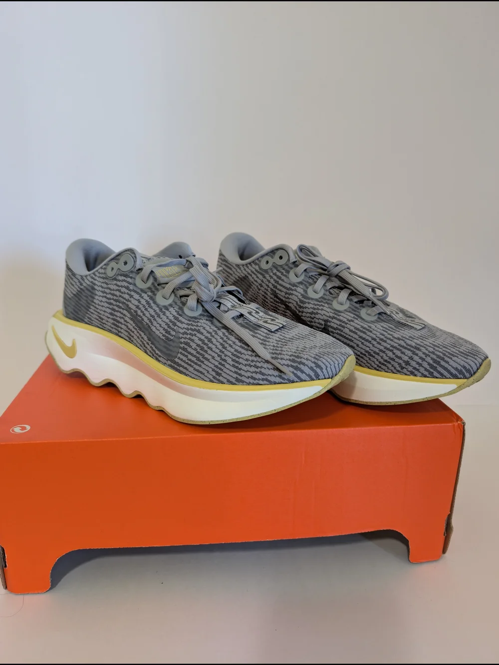 Nike Motiva LT smoke Grey UNISEX  Size Mens 7.5 Womens 9 BOX No Lid DV1237 005
